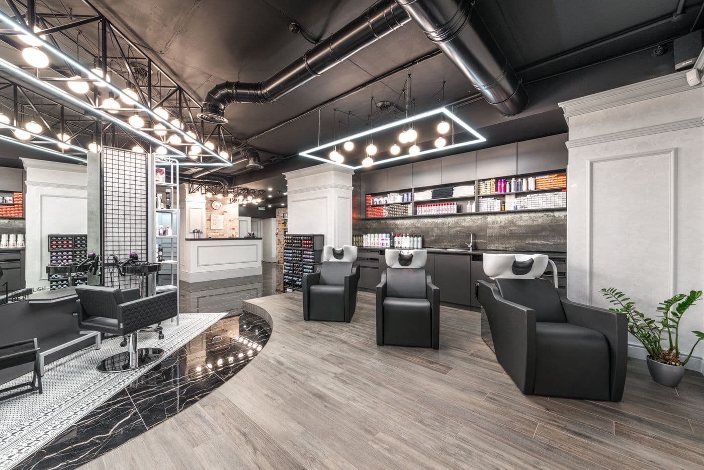 Zona de lavado del salón, con tres sillones y lavatorios